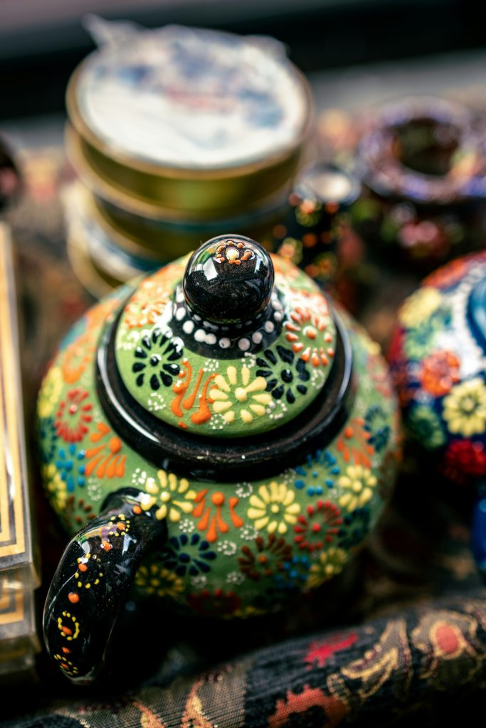 Example of a teapot for the workshops of Asian Art galleries