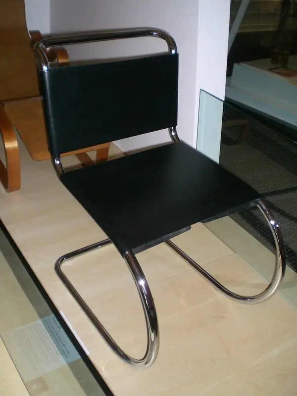 An iconic work of the Bauhaus movement: The Cantilever chair