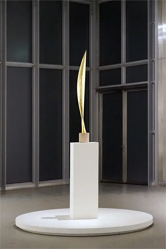An abstract sculpture made by Constantin Brâncuși